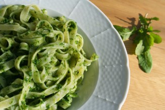 pasta al pesto di rucola su piatto